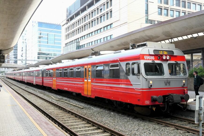 オスロ近郊路線には旧型国電風車両も健在（筆者撮影）
