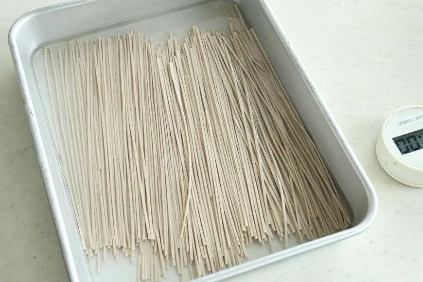 そば粉が水に溶けているのがわかります