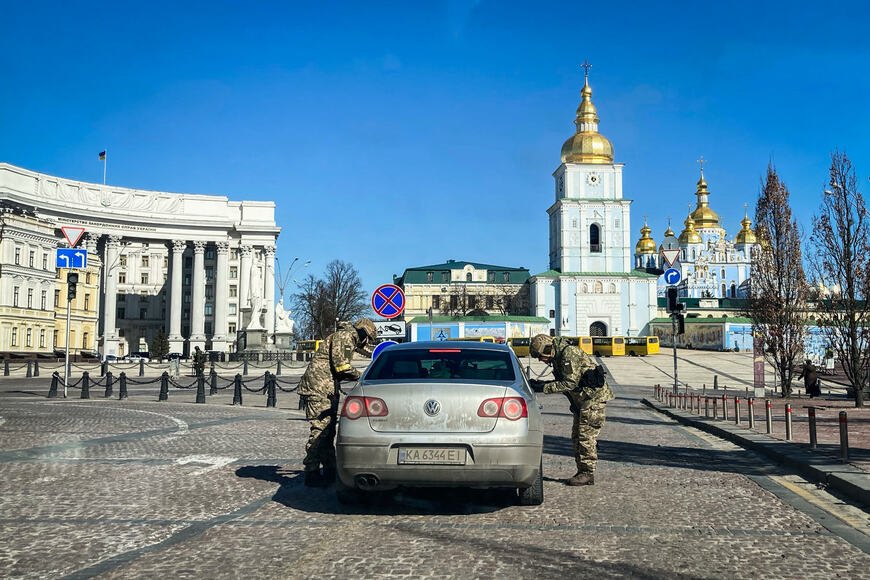 聖ミハイルの黄金ドーム修道院とウクライナ外務省（左）の前で検問をする兵士（写真：筆者撮影）