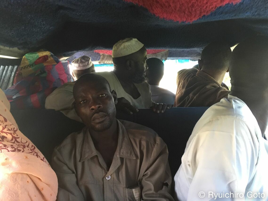スーダンとエチオピアの国境を目指すバンの車内