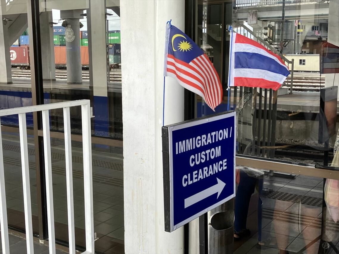 両国の出入国検査はマレーシア側パダン・ベサール駅で行う