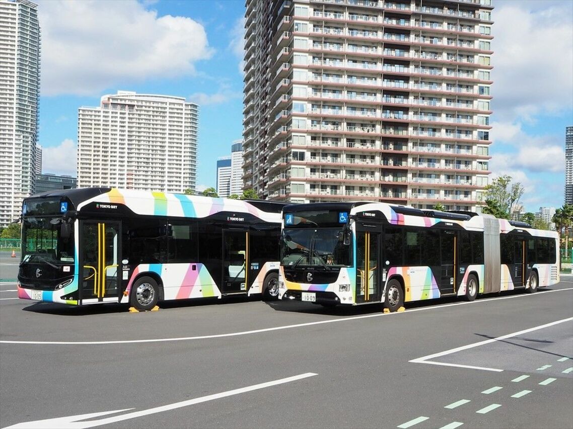 晴海のタワーマンションを背景に並ぶ東京BRTのバス
