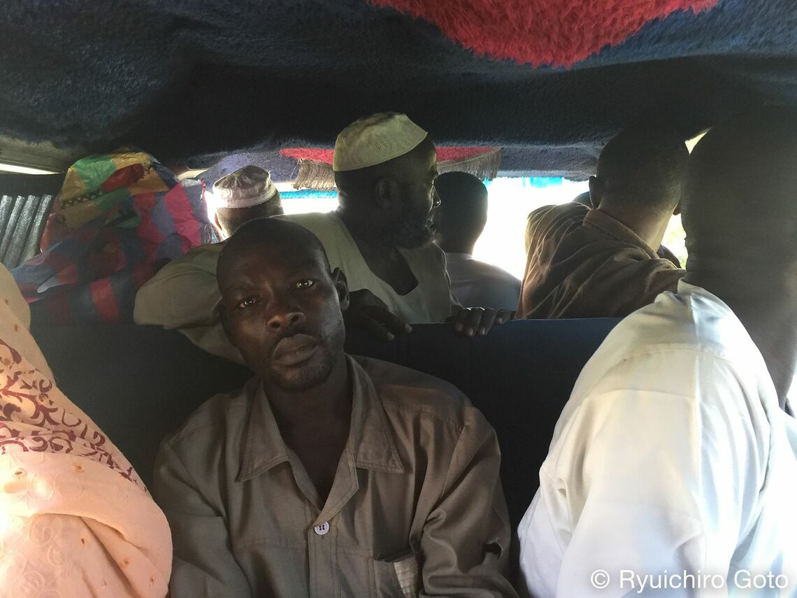 スーダンとエチオピアの国境を目指すバンの車内（写真：著者提供）
