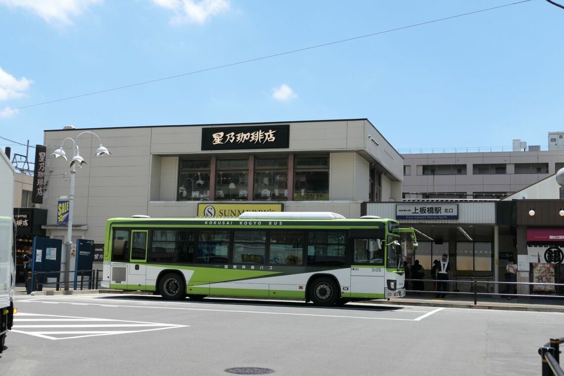 北口の駅前はバスやタクシーが入ってこられる（記者撮影）