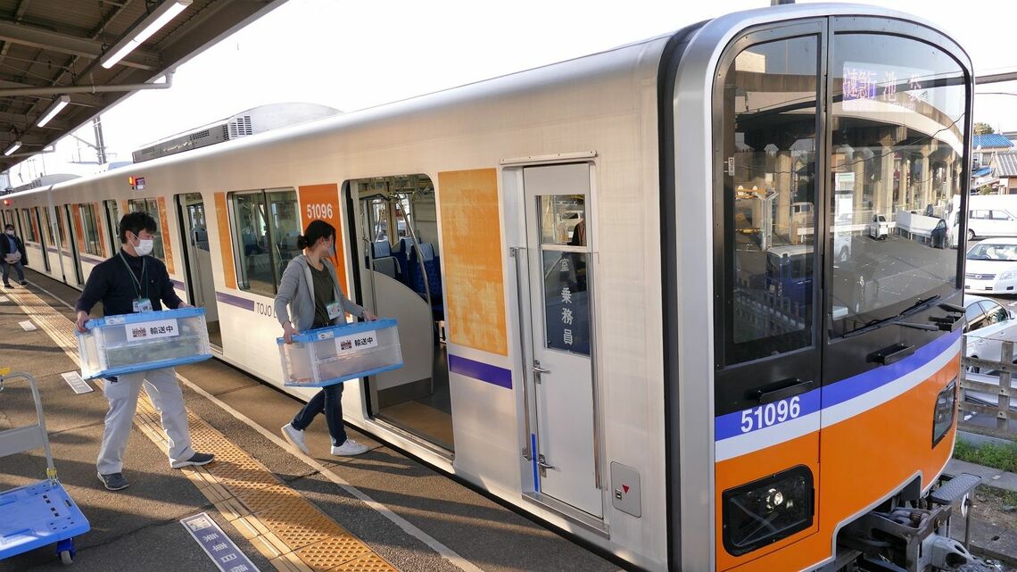 東武鉄道の実証実験。森林公園駅から池袋駅へ野菜を電車に載せて運ぶ（記者撮影）