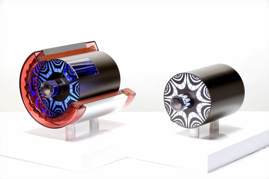 レアアースフリーのモーター。左はフェライト磁石を使う補助磁石仕様（180kW）で右は磁石を使わない仕様（写真：Astemo）