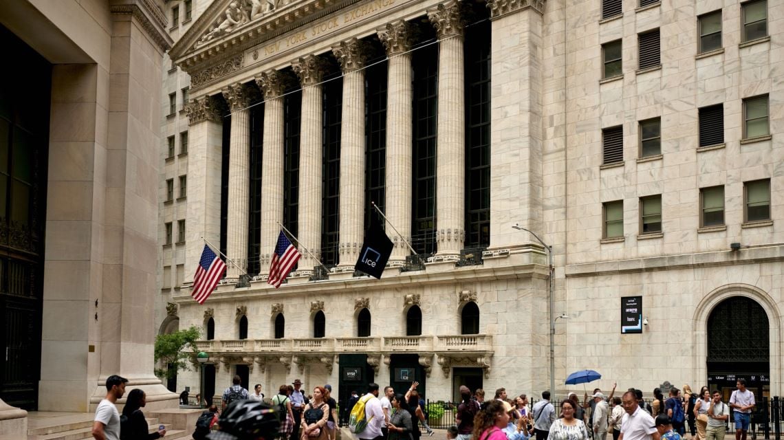 アメリカの株価はインフレ高止まりで楽観論が後退、日本株もツレ安した。今後の株価はどうなるのだろうか（写真：ブルームバーグ）