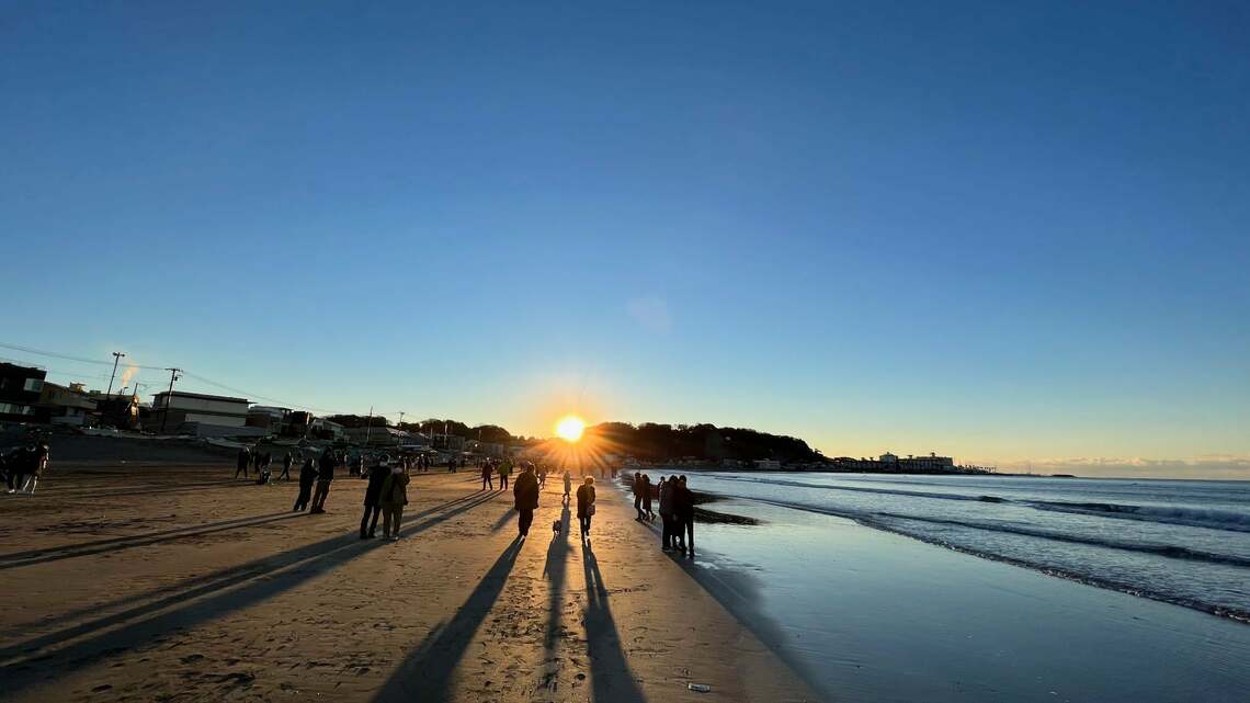 鎌倉の海街に定住したあとの初日の出。立花さん宅から徒歩1分の材木座海岸の写真。（写真：立花さん提供）