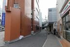 画面奥が京阪枚方ステーションモールのDブロック