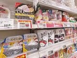 都内スーパーでも上段の目立つ棚にマンナンごはんシリーズが置かれていた（写真：編集部撮影）