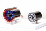 レアアースフリーのモーター。左はフェライト磁石を使う補助磁石仕様（180kW）で右は磁石を使わない仕様（写真：Astemo）
