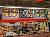 「CRAFTMAN UMAMI」では洋食屋やピザを注文できる（筆者撮影）