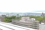 西側の屋上から見た大阪城公園（記者撮影）