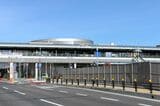 ペデストリアンデッキ越しに屋上の巨大サークルが存在感（記者撮影）