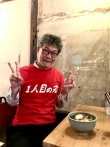 2024年8月23日、「まなあそ食堂」の1人目の客になった涌井さん。「『そのTシャツ、めっちゃいいっすね！』『オープンしたお店の1人目の客になるのを趣味にしてまして』（ブログより）（写真：涌井さん提供）