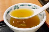 中華スープは濃いめの味付けで、ライスとの相性バッチリ。単品価格はなんと税込20円（筆者撮影）