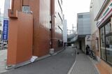 画面奥が京阪枚方ステーションモールのDブロック（記者撮影）