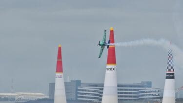 レッドブル｢空のF1｣エアレース突如終了の背景 日本人の室屋義秀選手は有終の美を飾るも… | スポーツ | 東洋経済オンライン