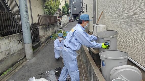 バケツを配置するスタッフ