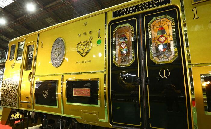 車両側面にもきらびやかな装飾がなされている
