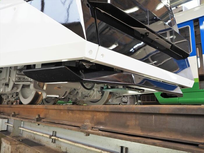 車体下の高さは従来のF1000形より10cm高くし、