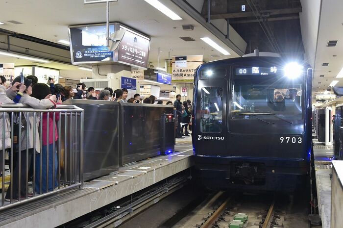 横浜駅に登場した相鉄9000系リニューアル車両
