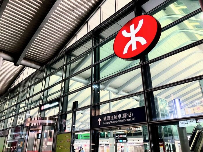 香港・紅磡駅の中国直通「城際直通車」列車乗り場