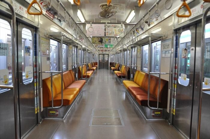 比較的新しい4号車は座席などをリニューアルせず