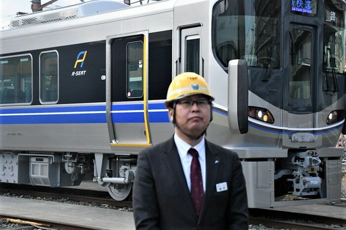 Aシートの説明をするJR西日本の鶴岡課長