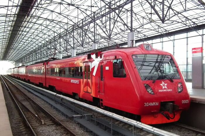 モスクワの空港に到着のアクセス列車
