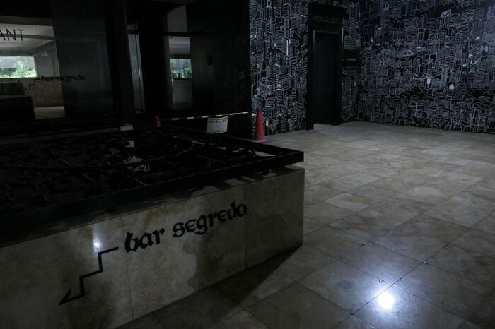 バーに通じる階段があった