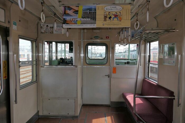 先頭はシートが片側のみ
