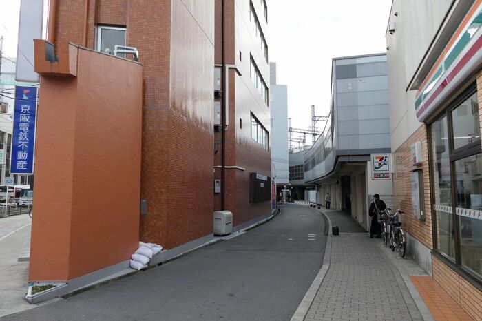 画面奥が京阪枚方ステーションモールのDブロック