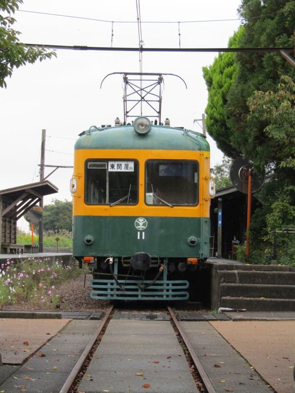 「かぼちゃ電車保存会」が静態保存するモハ10（11号）