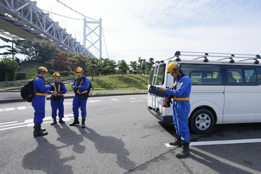 与島PAで作業打ち合わせをするJR四国土木技術センターの社員（筆者撮影）