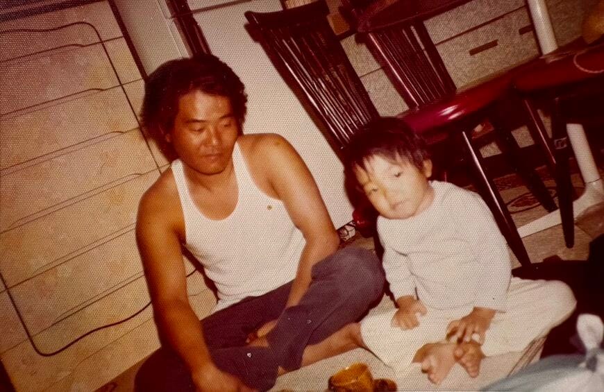 2歳のヨチヨチ歩きのベンビー、隣は父親の自榮さん（写真:ベンビー提供）