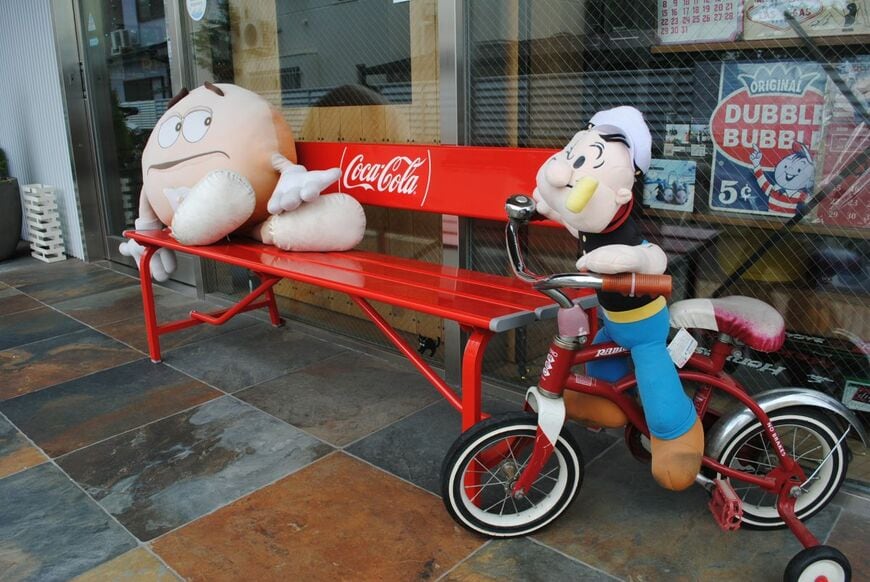 店の入口のキャラクターたち