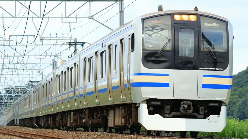 横須賀・総武快速線の現行車両E217系。前面の中央に貫通扉があるが、次世代車のE235系では扉がなくなる（写真：IK / PIXTA）
