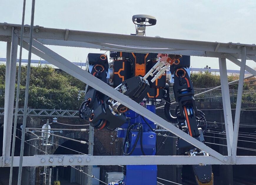 零式人機ver.2.0が高所で作業する様子（写真：JR西日本）
