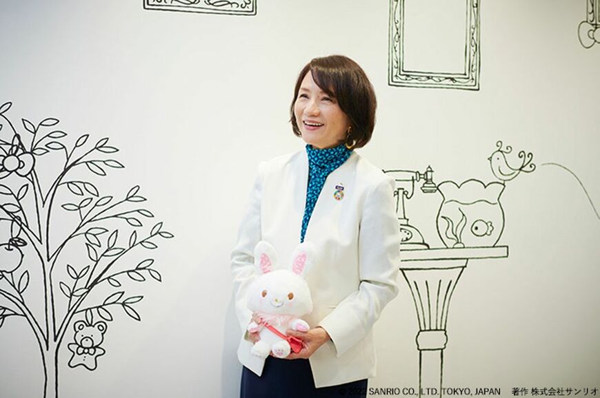 小巻さんのお気に入りのキャラクター、ウィッシュミーメルと （写真：Woman type編集部）