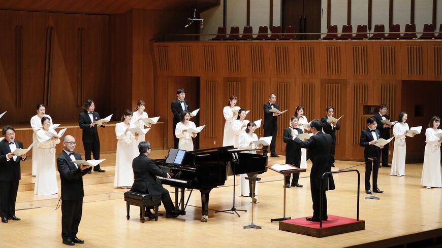 コロナ禍でいち早く活動を再開し、合唱ファンに希望を与えてきた東京混声合唱団。5月8日の定期演奏会ではコロナになってから初めて、マスクを外しての歌声を響かせた（写真：東京混声合唱団）