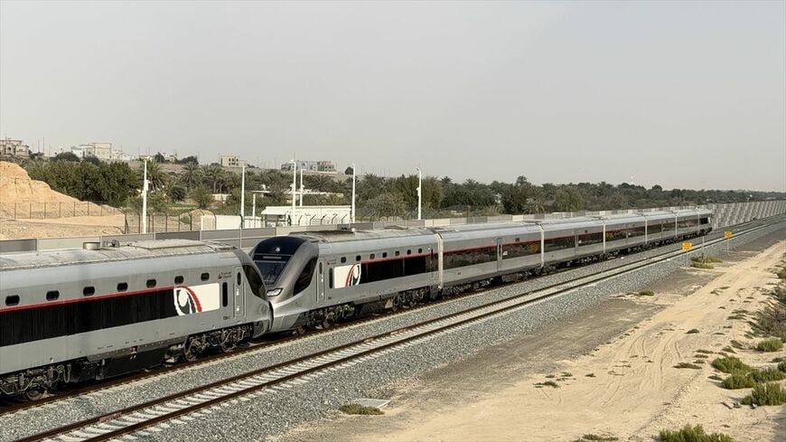 UAEの鉄道、エティハド・レールの試運転中のディーゼル旅客列車。イラン情勢混乱で航空路がマヒする中、営業運転前の列車を特別運行して足止めとなった旅行者らの輸送にあたった＝2026年3月3日（写真：Abdulkarim/gettyimages）