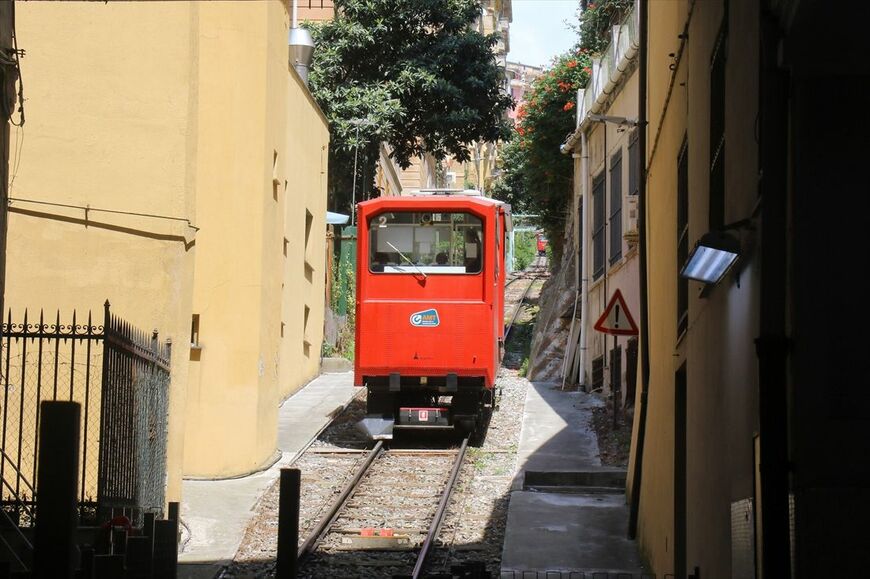 ジェノヴァは起伏が多くケーブルカーが活躍する（撮影：橋爪智之）