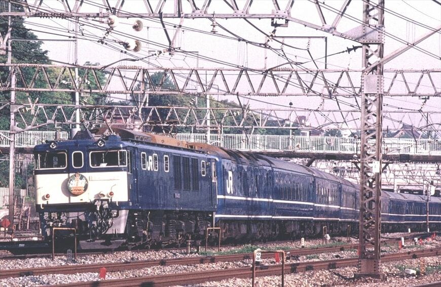 ブルートレイン「出羽」を牽引するJR発足後のEF64形1000番台（撮影：南正時）