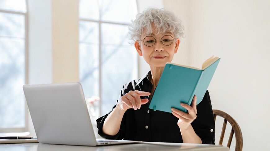 50代の生理的変化と、勉強の「障壁」について紹介します（写真：ふじよ／PIXTA）