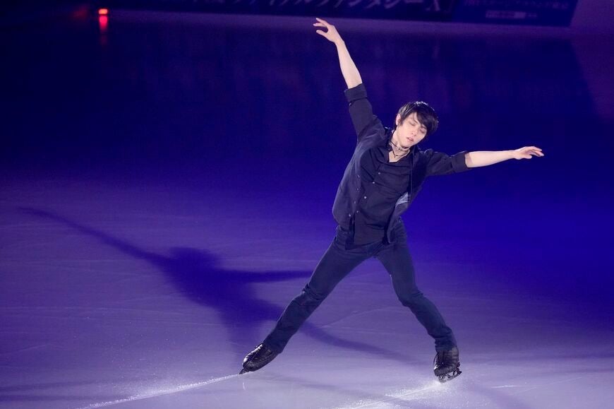 オープニングは羽生結弦さんのソロから。スポットライトの当たる先に、氷に膝を付き両腕を高く広げる羽生さんの姿が見えると、客席から歓声と拍手が送られた。写真はその少し後。「スターズ・オン・アイス ジャパンツアー2023」2023年4月6日 横浜公演初日（撮影：梅谷秀司）