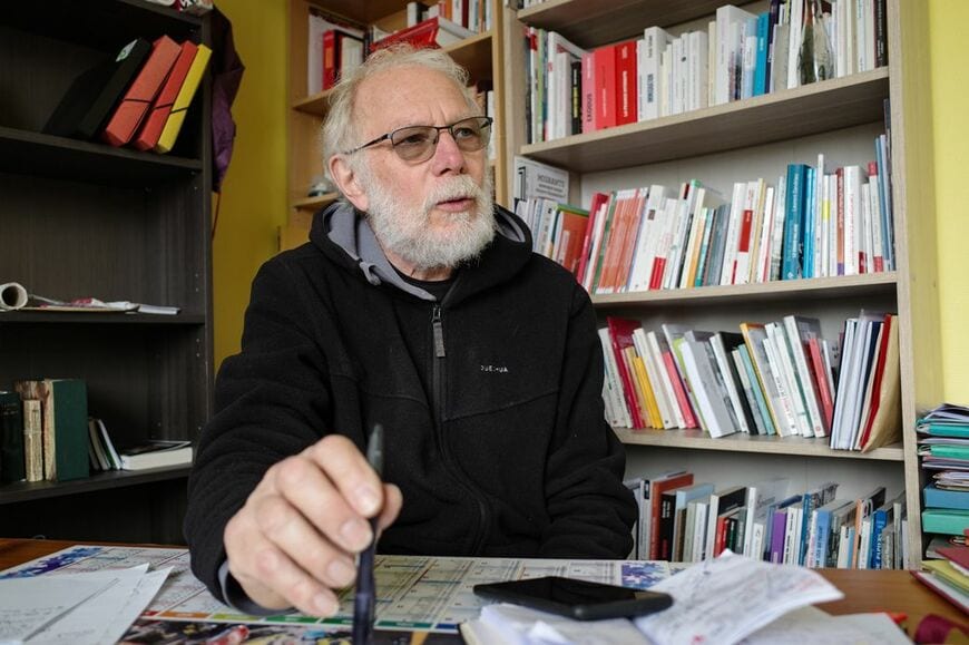 「人種差別的ではないか」と憤るフィリップ・デメステール神父（筆者撮影）