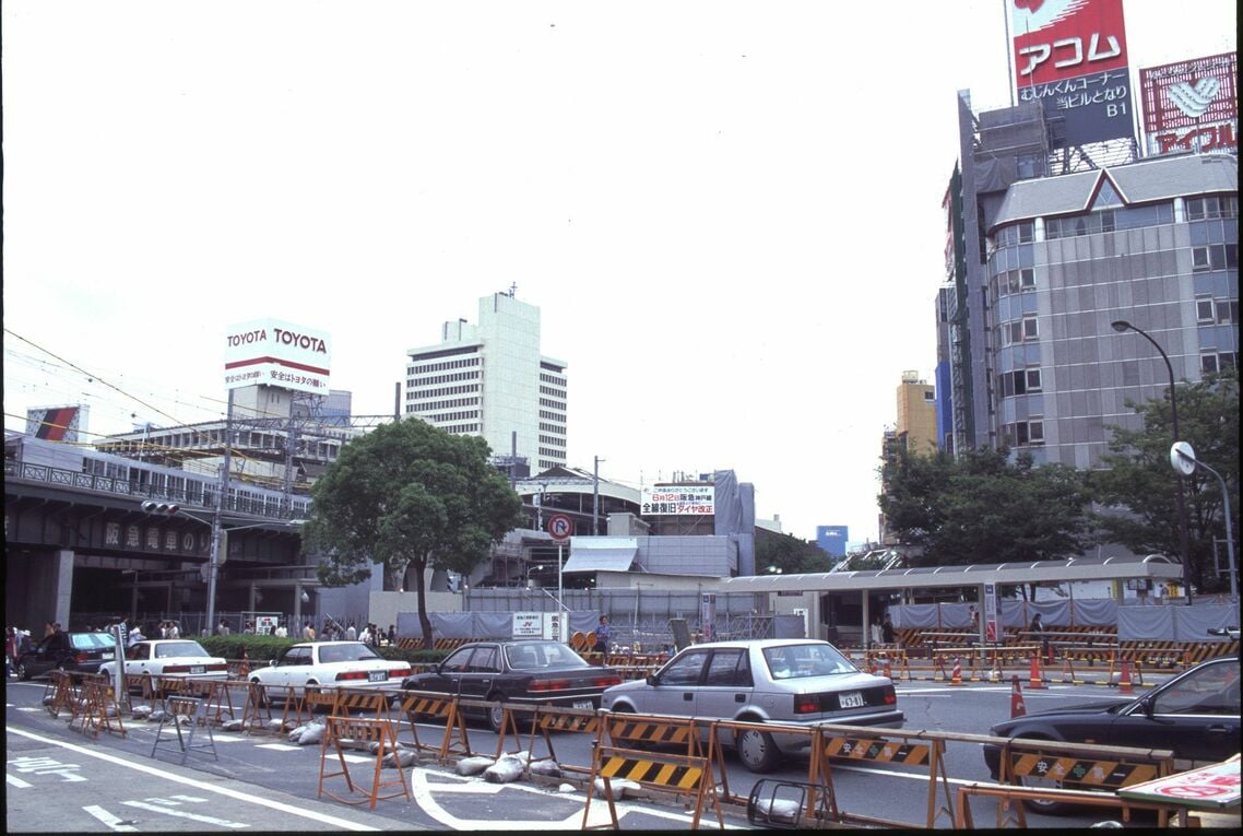 阪神大震災後の三宮駅前。「6月12日全線復旧」
