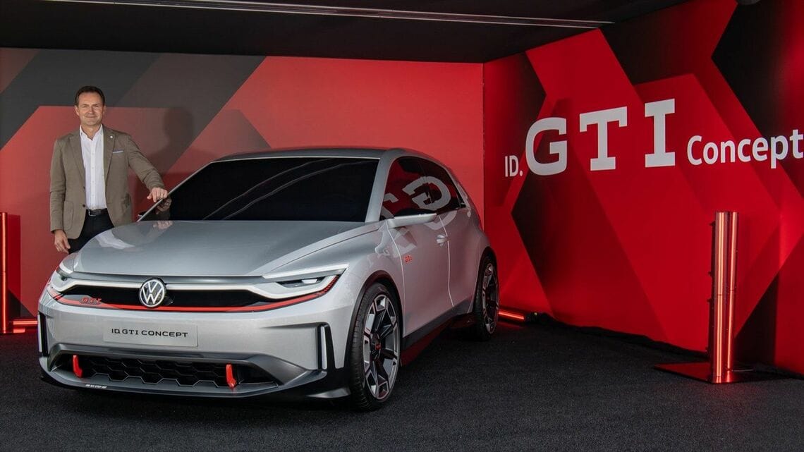 次世代のGTIである「ID.GTI」コンセプトの横に立つのがシェーファーCEO（写真：Volkswagen）