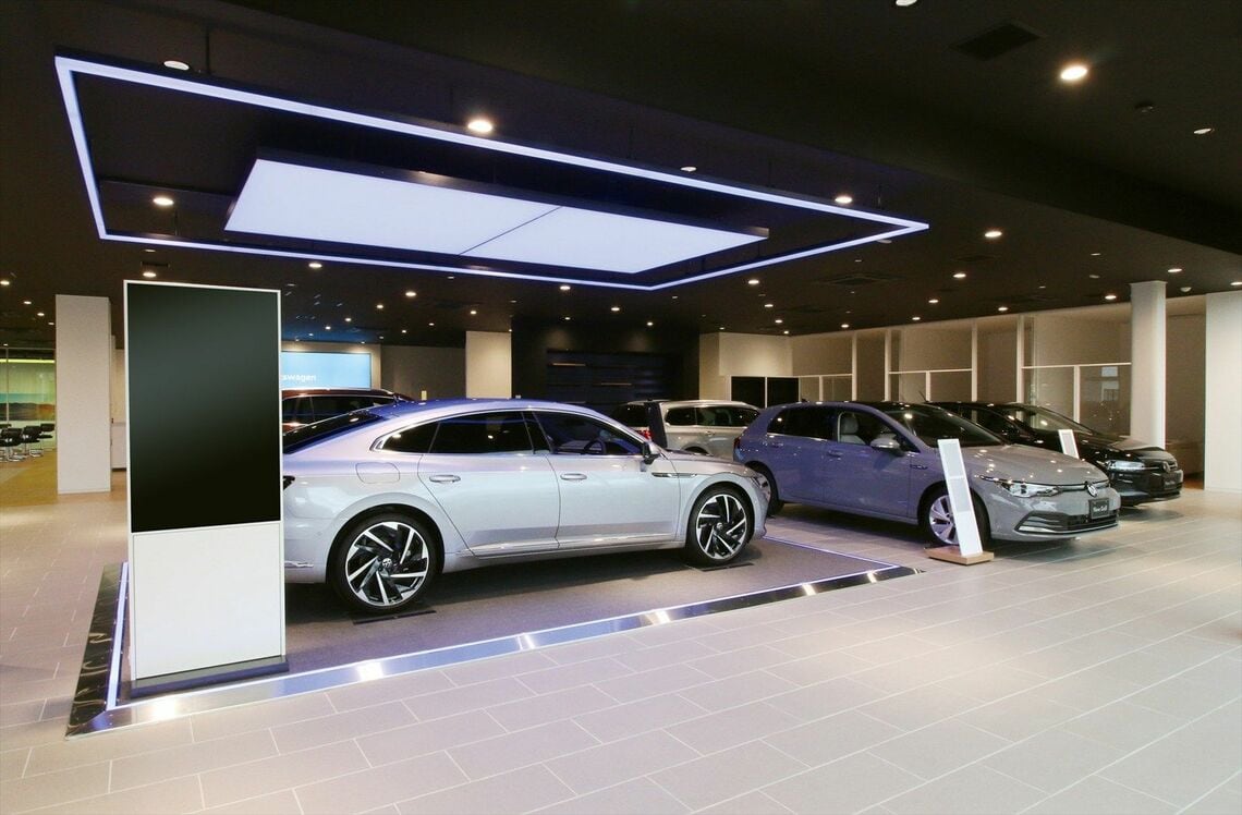 輸入車ディーラーはホスピタリティの高さも売りのひとつとなる（写真：フォルクスワーゲン グループ ジャパン）